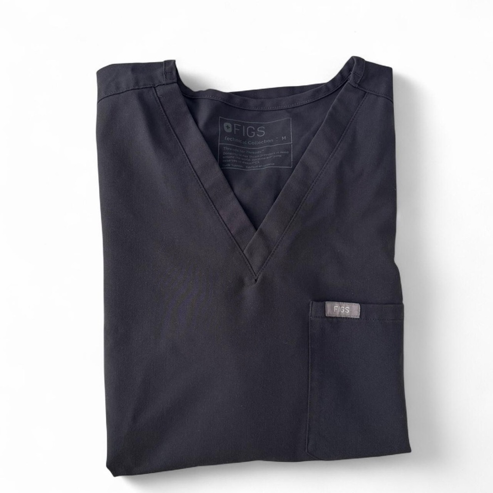 FIGS Catarina One-Pocket Scrub Top in Charcoal